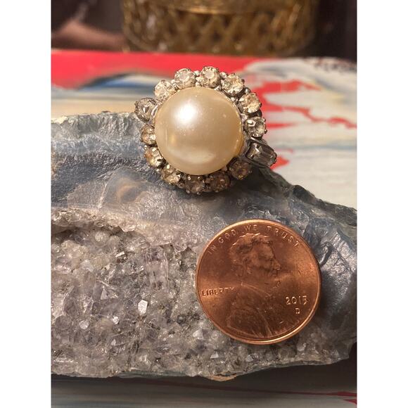Stunning Vintage Cocktail Ring Faux Pearl + Rhinestones ~ Statement Piece! - Picture 5 of 5